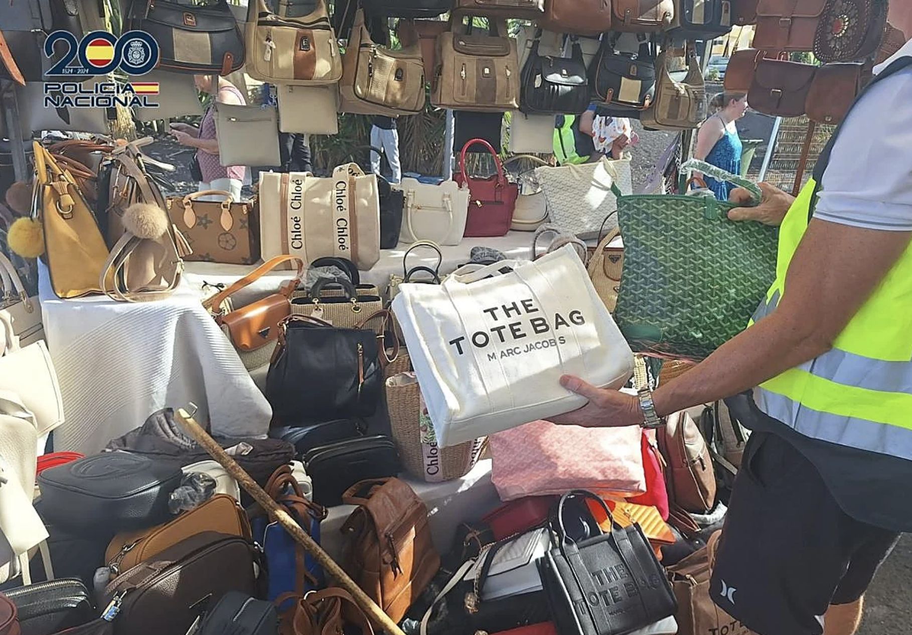 Oszuści sprzedają turystom podrabiane towary 