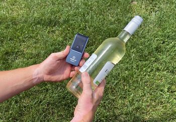 Wino bezalkoholowe na upały. Co pokazał alkomat?