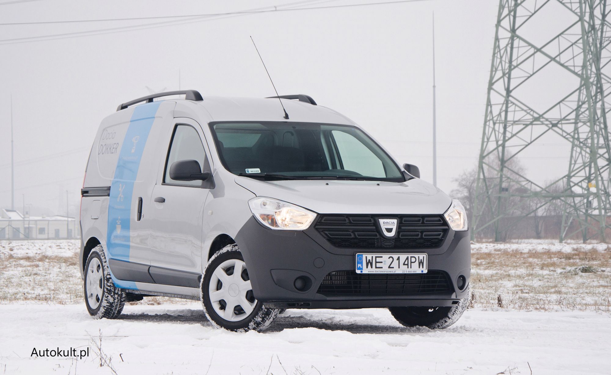 Dacia Dokker Van nie zauroczy wyglądem, ale to co w aucie osobowym mogłoby być wadą, w użytkowym może być zaletą. Przykład? Zderzaki z nielakierowanego tworzywa.