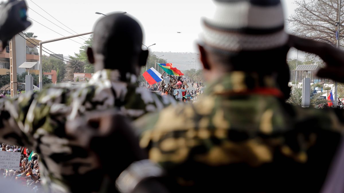 Bamako, Mali, luty 2022 r. Demonstracja z rosyjskimi flagami