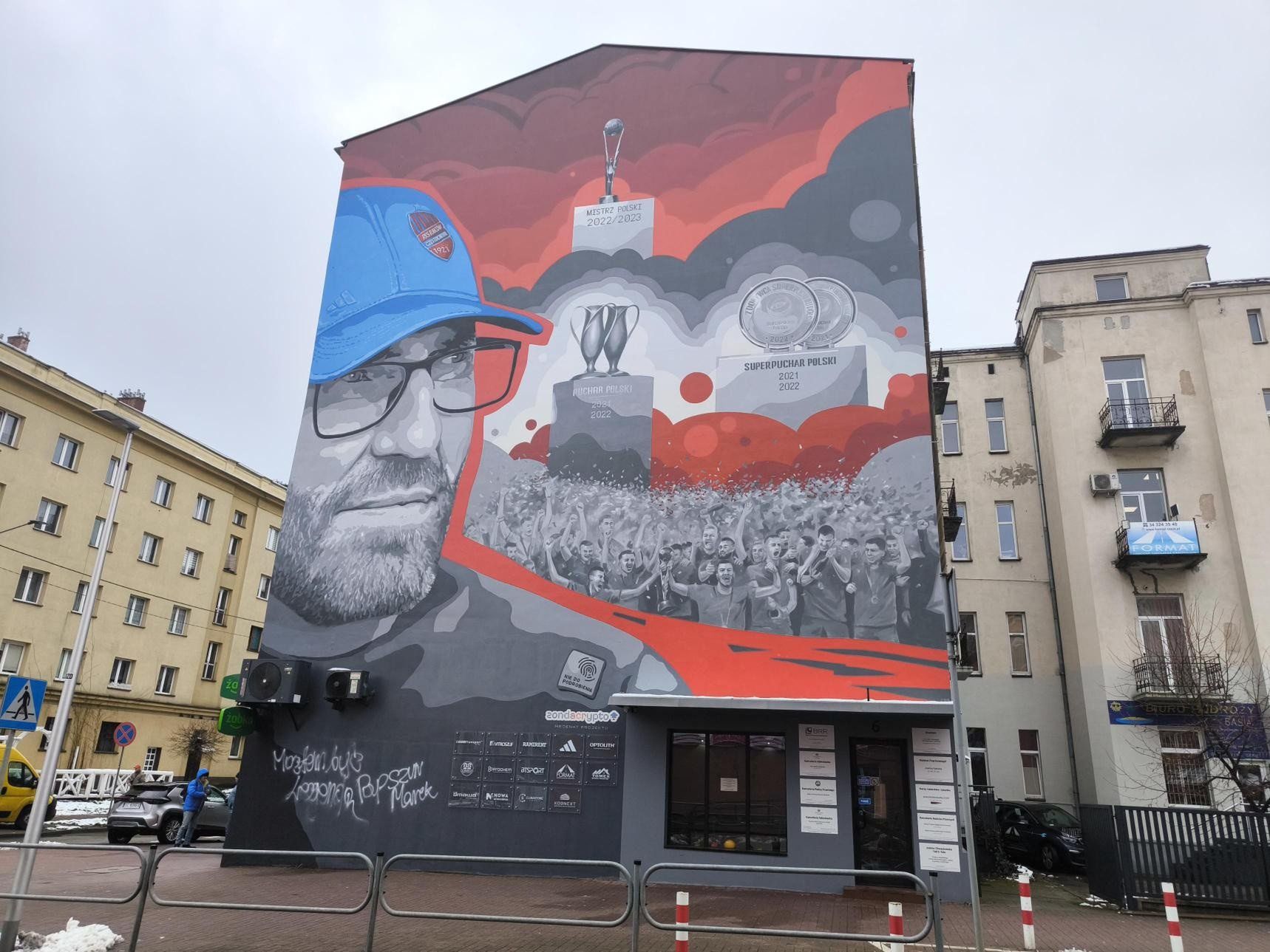 27.11.2025 r. Uszkodzony mural trenera Rakowa Częstochowa Marka Papszuna po deklaracji o chęci pracy w Legii Warszawa.