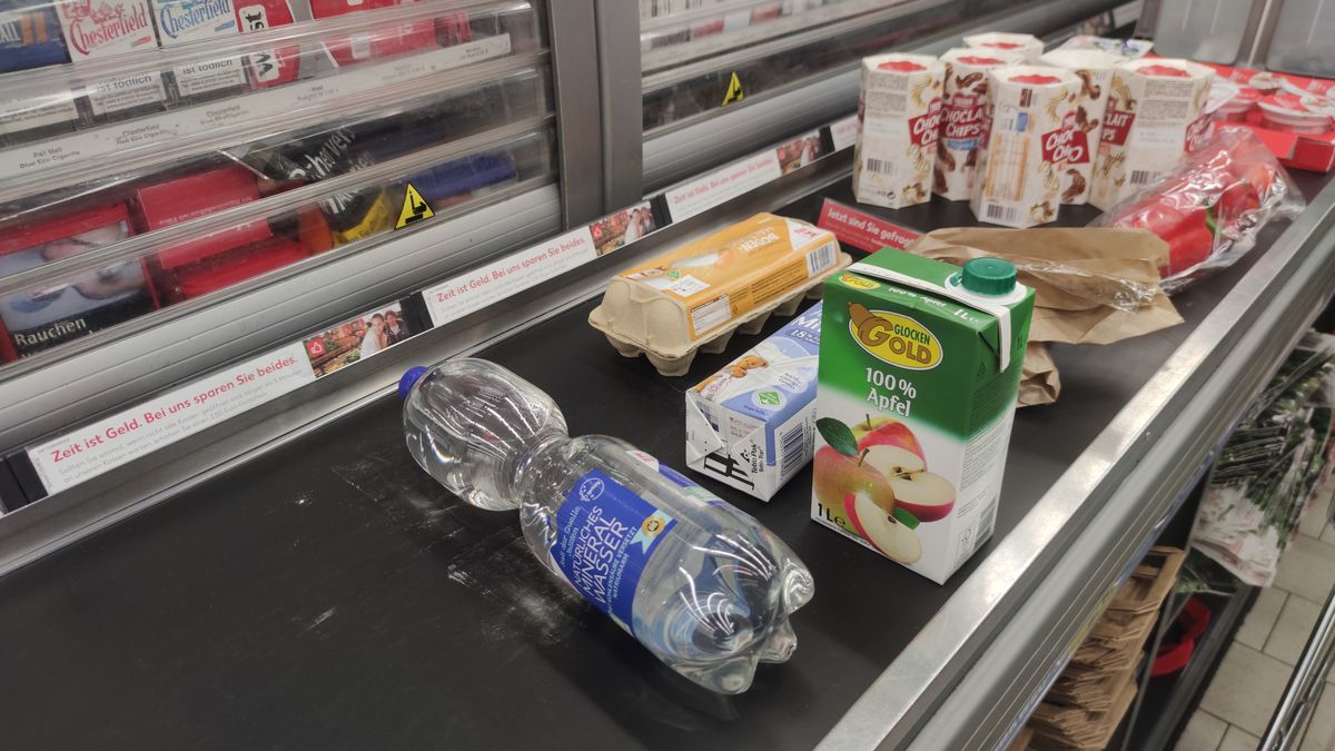 Na zdjęciu towary na taśmie przy kasie