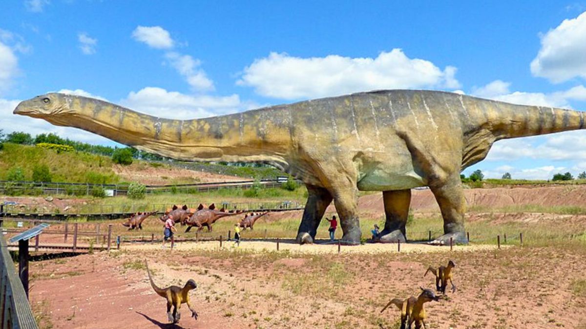 Rzeźba dinozaura w Krasiejowie