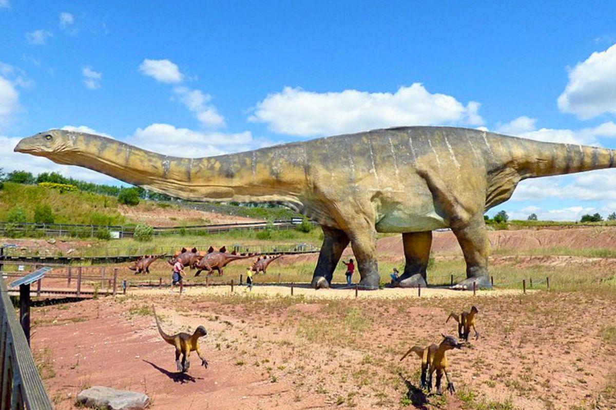 Ma aż 10 metrów wysokości. Największa rzeźba dinozaura znajduje się w Polsce