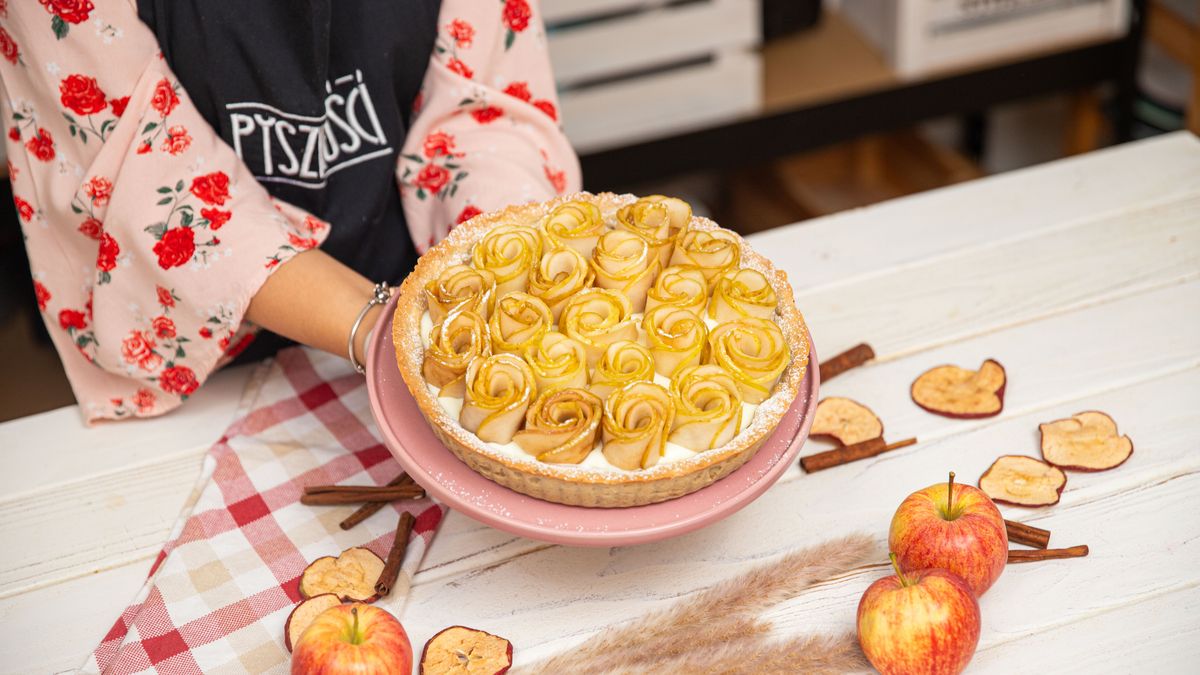 Tarta z jabłuszkowymi różyczkami- Pyszności