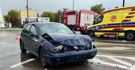Wymuszenie na skrzyżowaniu. Kierowca Toyoty zderzył się z prawidłowo jadącym Volkswagenem