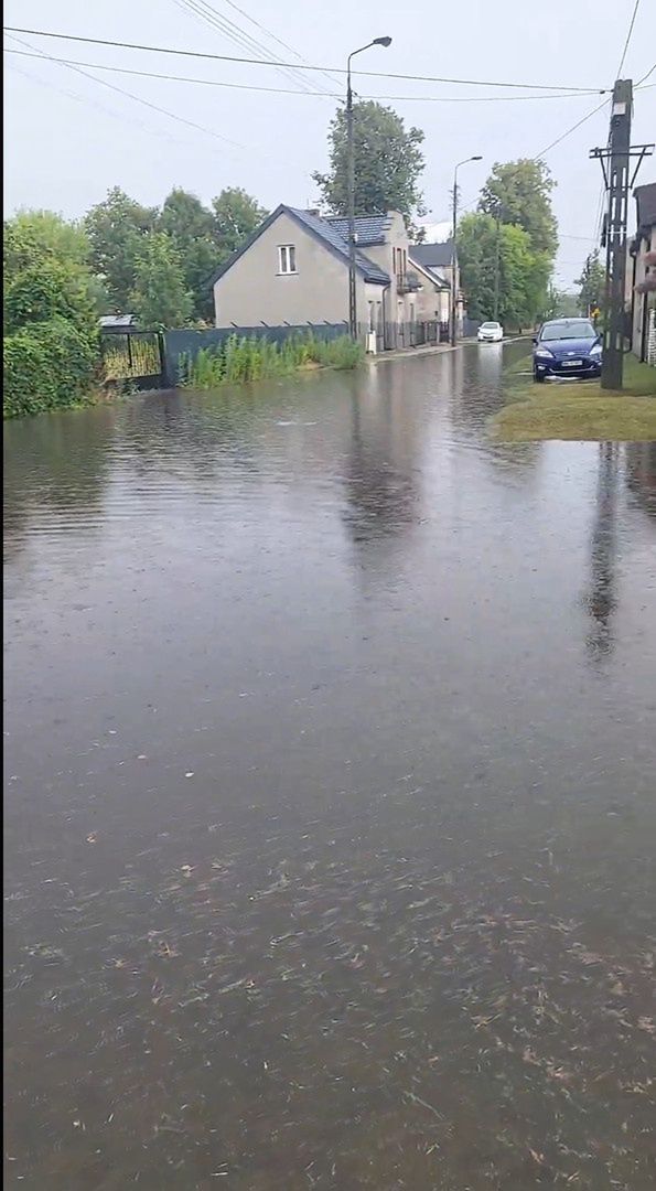 Zalana ulica w Wołominie. Ucierpiały też przydomowe ogródki. Fot: