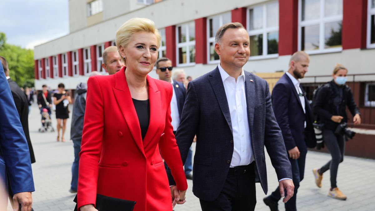 CRACOW, POLAND - 2020/07/12: Polish presidential couple, Andrzej Duda and Agata Kornhauser-Duda seen after voting.The incumbent President of Poland, Andrzej Duda with Poland's First Lady, Agata Kornhauser-Duda and their daughter, Kinga Duda voted in the second round of Polish presidential elections. For Andrzej Duda these elections are particularly important because he is running for re-election. If he wins, it will enable the ruling party, Law and Justice to retain full power in the state. (Photo by Filip Radwanski/SOPA Images/LightRocket via Getty Images)