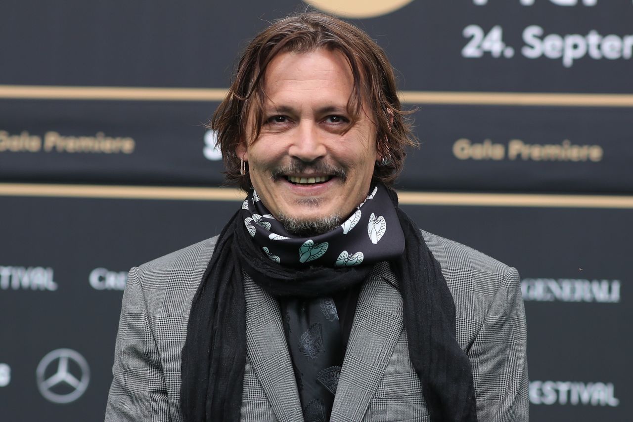 Szczęśliwy Johnny Depp na lotnisku. Uśmiech nie schodził mu z twarzy