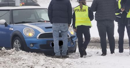 Nieustąpienie pierwszeństwa przyczyną zderzenia fiata z mini na rondzie przy Lidlu [ZDJĘCIA]