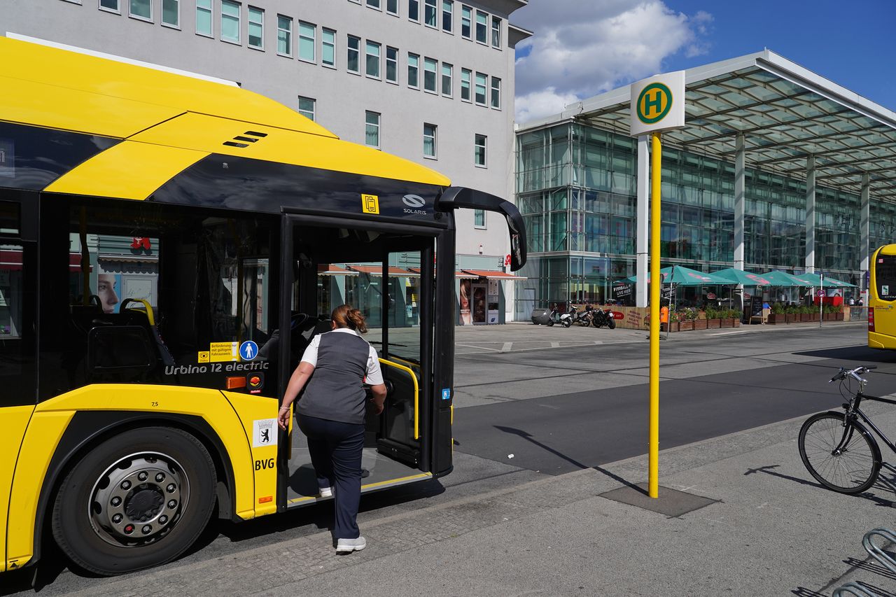 Atak nożownika w autobusie. Siedem ciosów na oczach dzieci