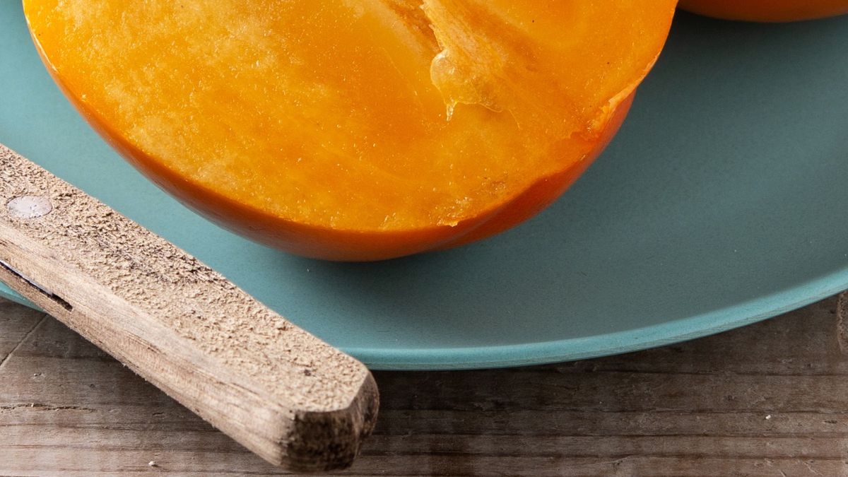 Przekrojony świeży owoc kaki