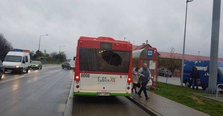 Alarm24: Kierowca autobusu linii 79 woził pasażerów z wybitą tylną szybą (zdjęcia)