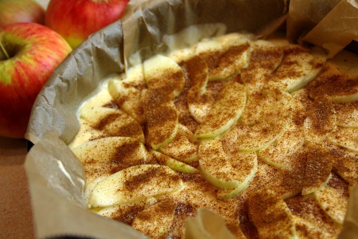 Quick and easy oil-based apple cake: Your perfect lazy Sunday treat