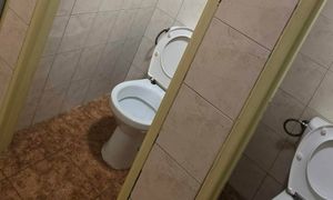 Szkolna toaleta bez drzwi do kabin? Tak jest w zgierskiej podstawówce