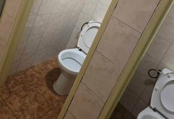 Szkolna toaleta bez drzwi do kabin? Tak jest w zgierskiej podstawówce