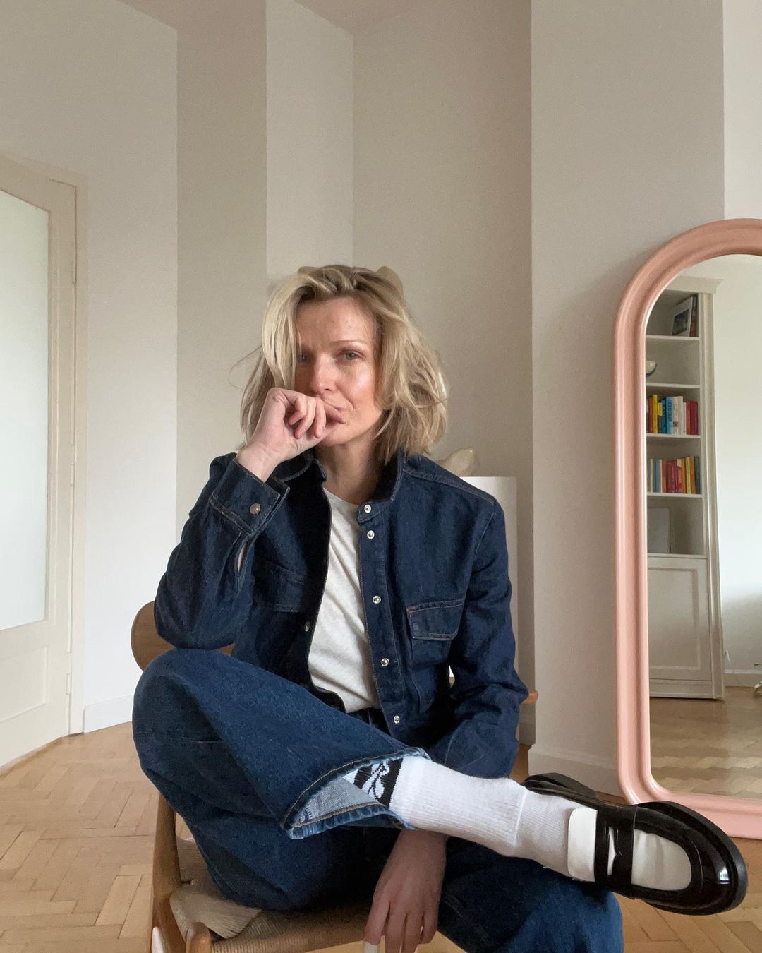 Magda Mołek w jeansowej stylizacji z mokasynami
Instagram/magda_molek