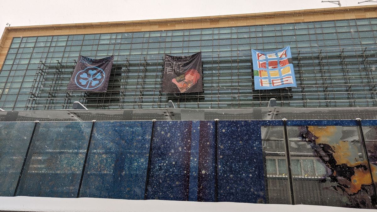 Te plakaty zawisły w Moskwie. To sprawka USA