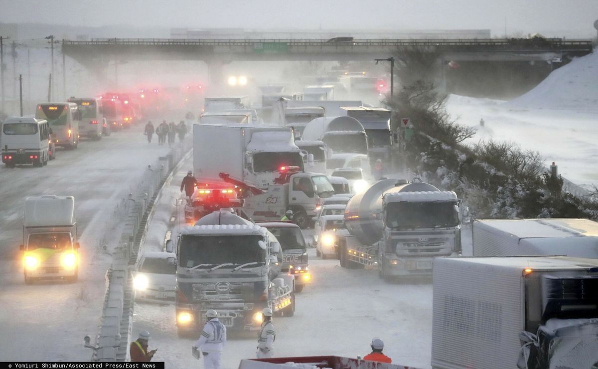 Japonia. Gigantyczny karambol pod Osaką. 130 aut na zaśnieżonej autostradzie. Zabity i 10 rannych