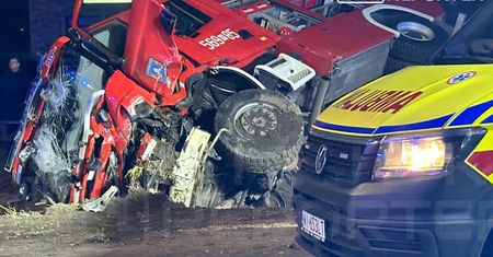 Tragiczny wypadek na DK7. Wóz strażacki zderzył się z autem