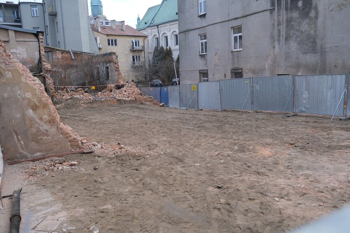 Tak wyglądała jeszcze działka po zburzonej kamienicy przy ul. Bernardyńskiej dwa tygodnie temu - 11 lutego