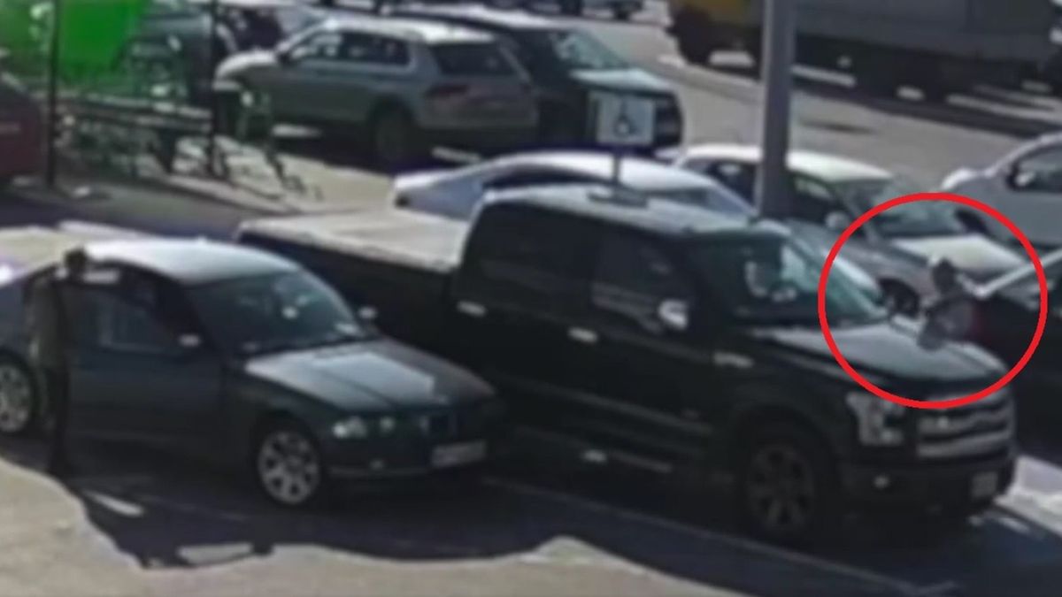 Piaseczno: Kierowca urwał z sąsiedniego auta wycieraczkę