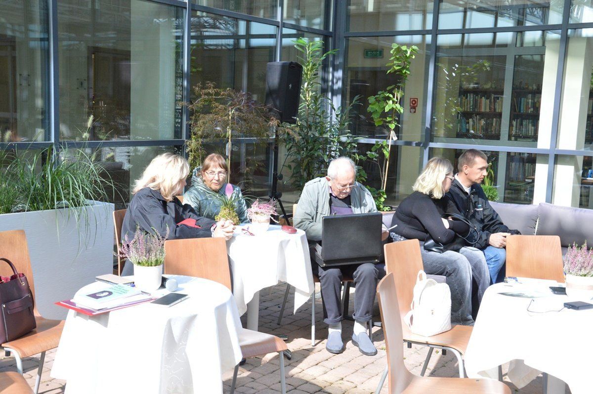Zielone Patio w Miejskiej Bibliotece