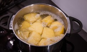 Ziemniaki gotują się długo? To może być wina soli
