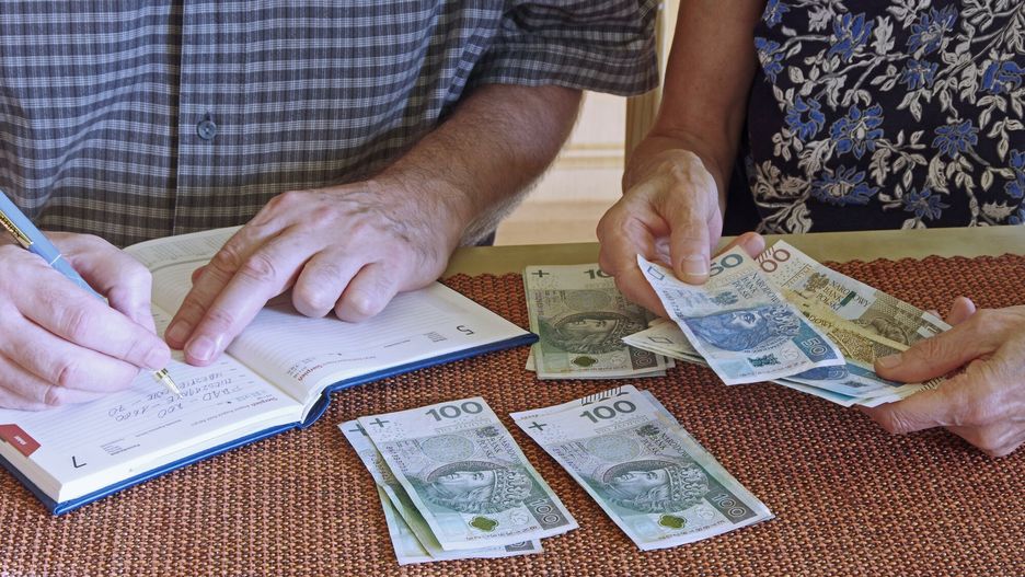 Z sondażu wynika, że Polacy popierają drugą podwyżkę świadczeń