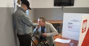 Niezwykłe wydarzenie w lokalu. Wyborca padł na kolana