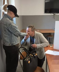 Niezwykłe wydarzenie w lokalu. Wyborca padł na kolana