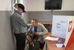 Niezwykłe wydarzenie w lokalu. Wyborca padł na kolana