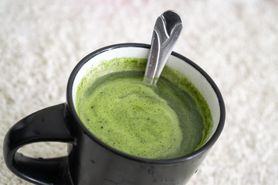 Obniża poziom cholesterolu, wspiera wątrobę i łagodzi stany zapalne. Niepozorna roślina o potężnej mocy