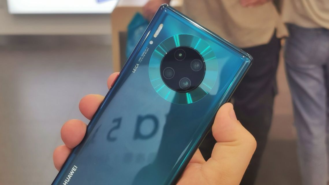 Huawei Mate 30 Pro po pierwszym dniu w Polsce. "Konsumenci pytają o HMS, rozmawiamy z nimi" 1