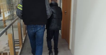 Radom: 57-latek zatrzymany po oszustwie "na policjanta". Seniorka wyrzuciła przez okno ponad 7 tys. zł