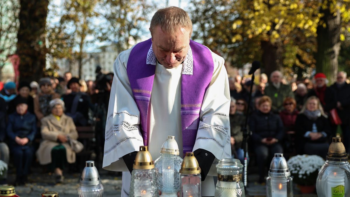 Gdańsk, 01.11.2025. W imieniu metropolity gdańskiego ks. Bartłomiej Stark podczas międzywyznaniowej modlitwy na Cmentarzu Nieistniejących Cmentarzy w Gdańsku w dniu Wszystkich Świętych, 1 bm. Tradycja wspólnych modlitw bez względu na wyznanie wiąże się z otwarciem Cmentarza Nieistniejących Cmentarzy podczas I Światowego Zjazdu Gdańszczan w 2002 roku. Upamiętnia on 27 gdańskich nekropolii, które zostały zlikwidowane po 1945 roku. (sko) PAP/Adam Warżawa