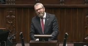 Skandaliczne zachowanie Grzegorza Brauna. Wszedł na mównicę