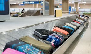 Pasażerowie robią to po przylocie. "Carousel grinding" budzi emocje