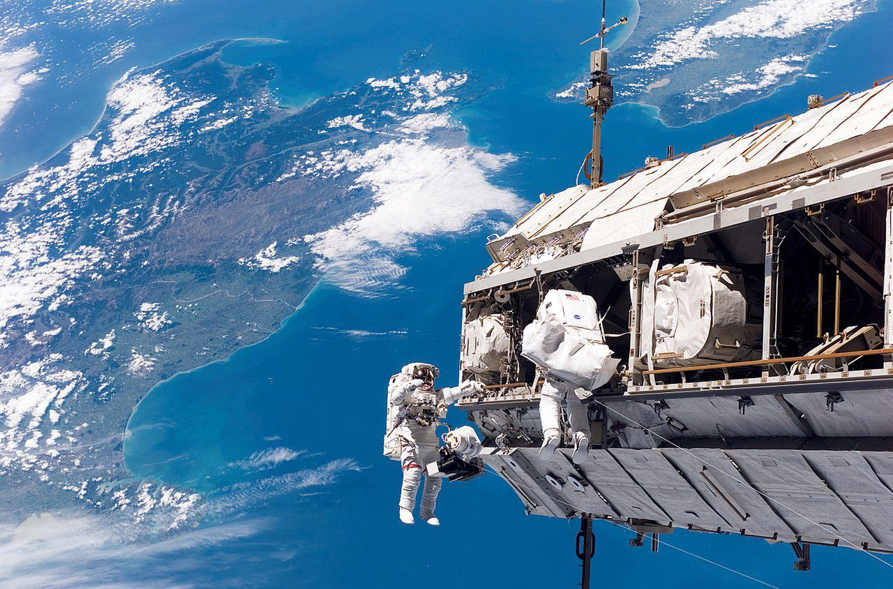 Spacer w przestrzeni kosmicznej. Astronautów przed śmiercią chroni tylko specjalistyczny skafander 