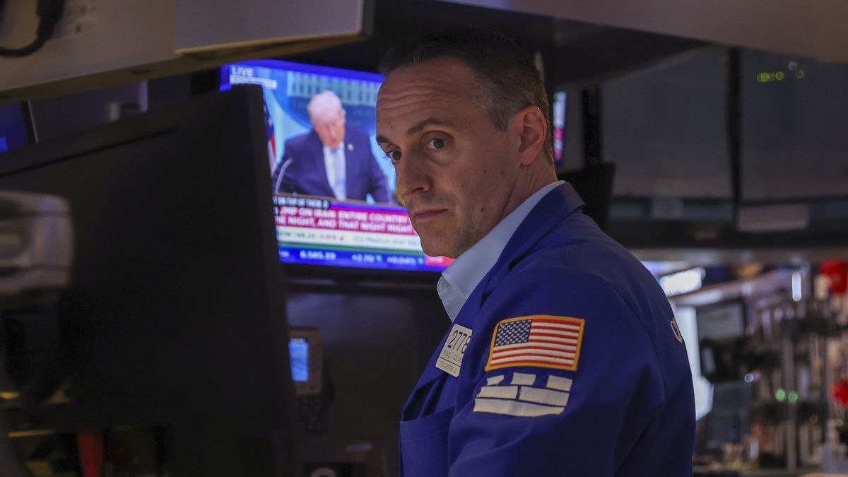 A trader works on the New York Stock Exchange floor as a screen shows US President Donald Trump speaking during a press conference on the Iran war in New York, New York, USA, 06 April 2026. EPA/SARAH YENESEL Dostawca: PAP/EPA.