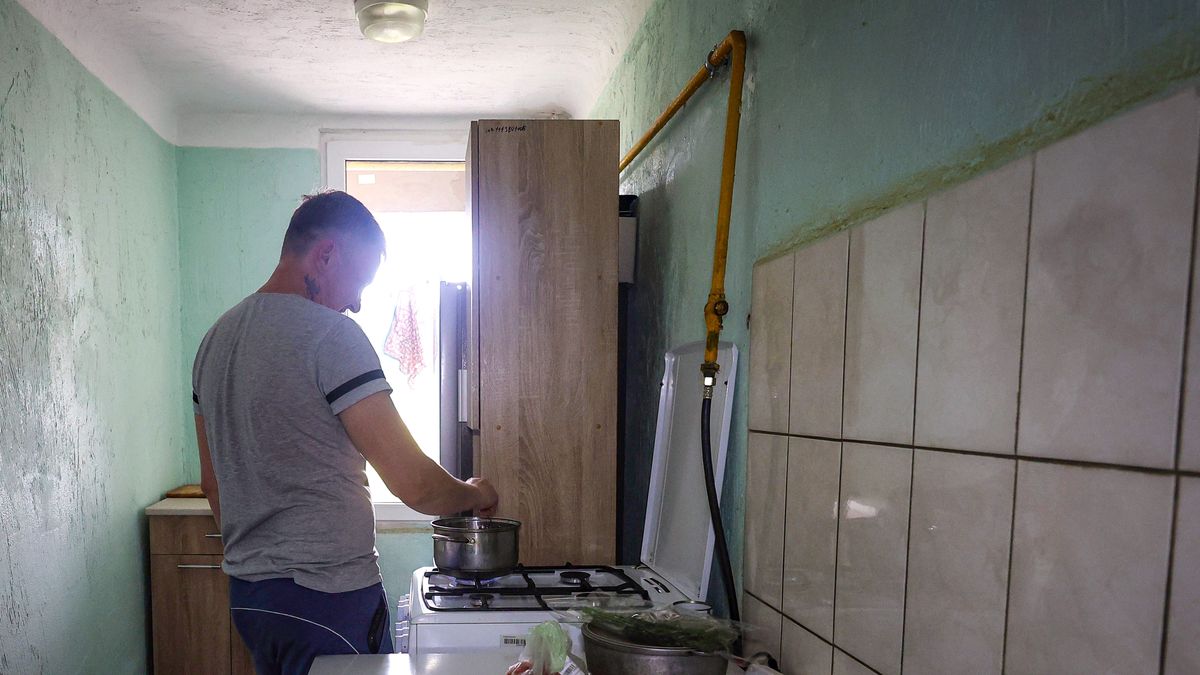 Rosyjskie ataki ograniczyły produkcję gazu na Ukrainie o 60 proc. Na zdjęciu mieszkaniec Charkowa