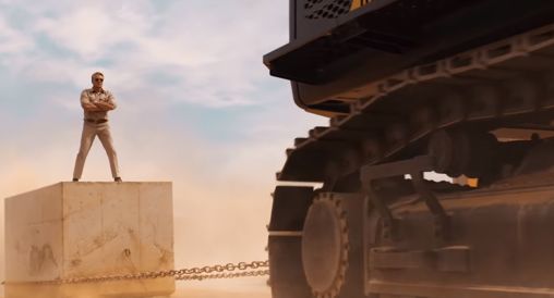 Gwiazdor lat 80. tresuje koparki Volvo (wideo)