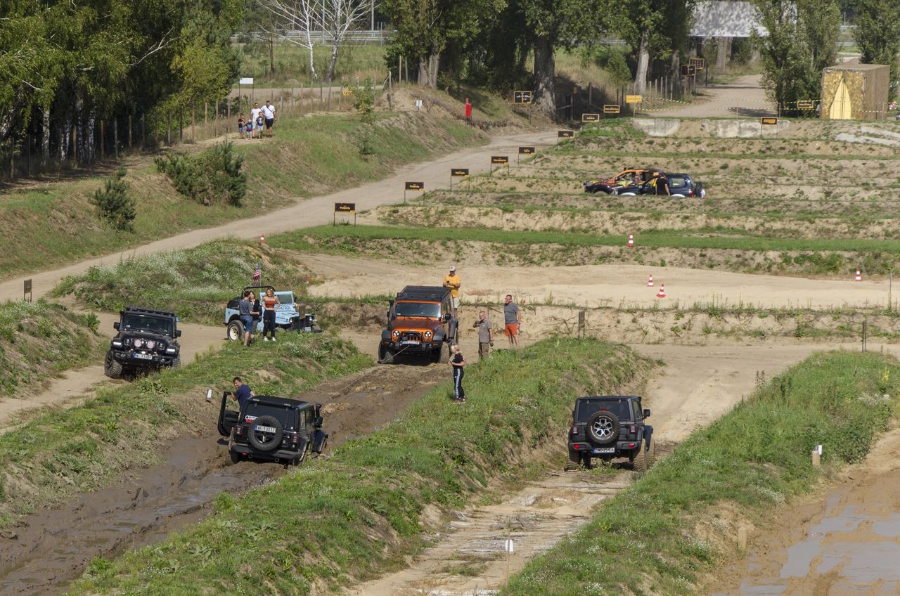 Pierwszy w Polsce offroadowy track day. "Uśmiechy nie znikały ludziom z twarzy"