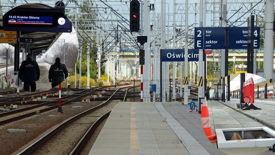 Na dworcu kolejowym w Oświęcimiu trwają prace związane z montażem dynamicznej informacji pasażerskiej