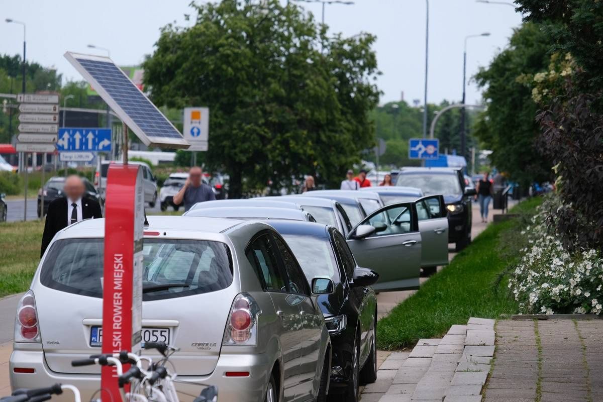 Samochody zaparkowane na chodniku pod Zamkiem