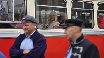 Poznań świętował 100-lecie komunikacji autobusowej wielką paradą pojazdów