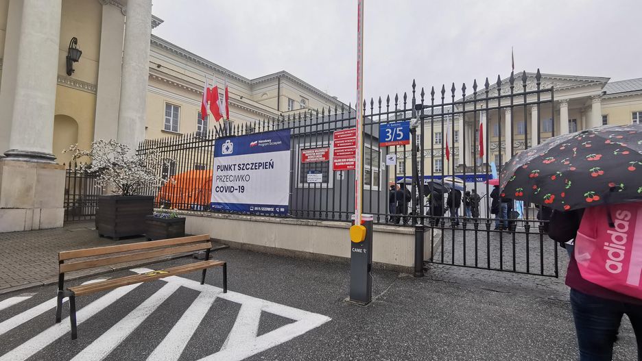 "Zaszczep się w majówkę". Kolejka w Warszawie 