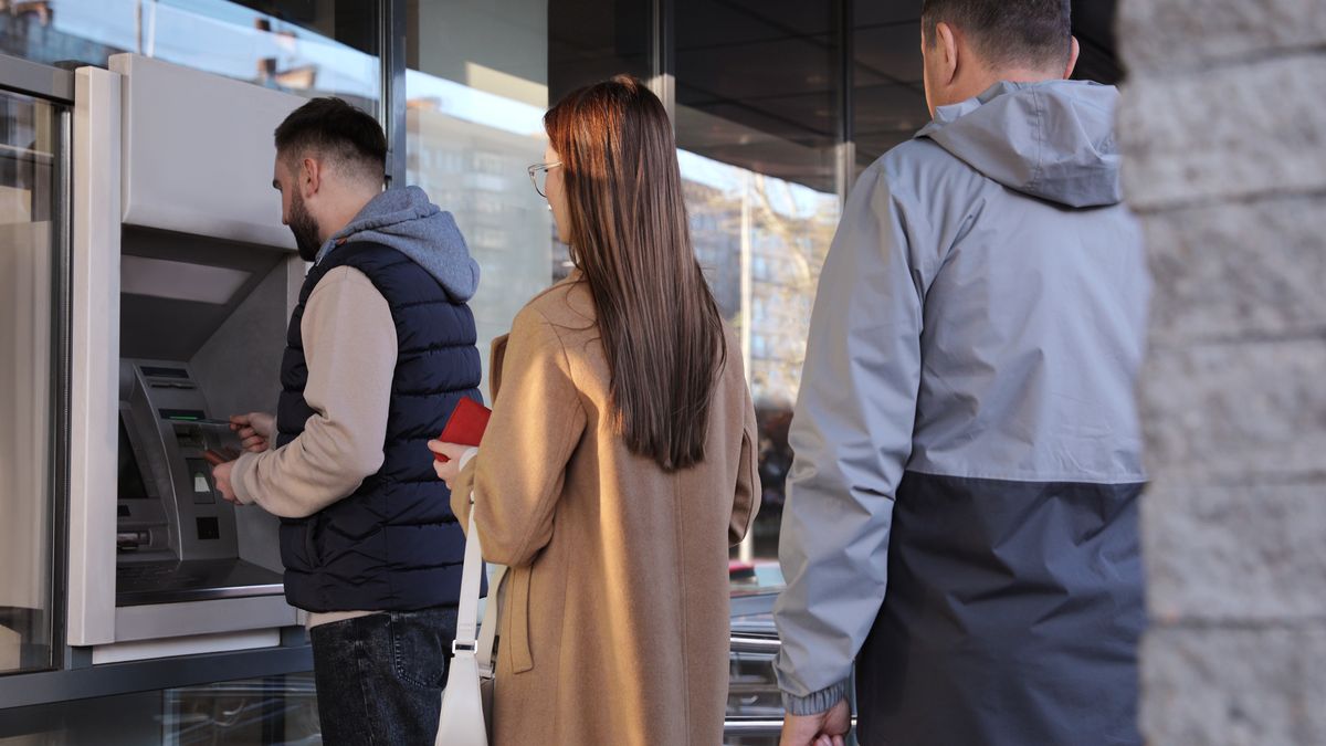 Na zdjęciu kolejka do bankomatu