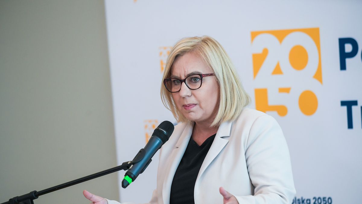 Warszawa, 25.07.2024. Minister klimatu i środowiska Paulina Hennig-Kloska przemawia na otwartym posiedzeniu Klubu Parlamentarnego Polska 2050 - Trzecia Droga w Sejmie w Warszawie, 25 bm. (amb) PAP/Marcin Obara