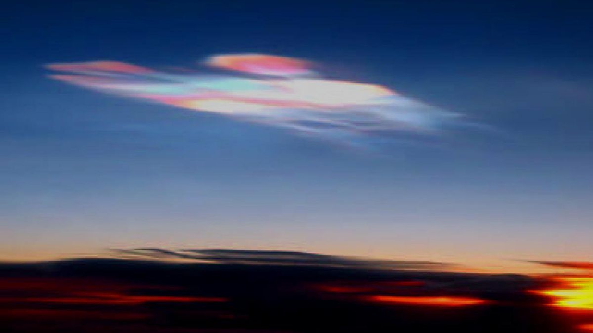 Polarne chmury stratosferyczne przekroczyły granice Arktyki. Niezwykła anomalia widziana w Europie północnej